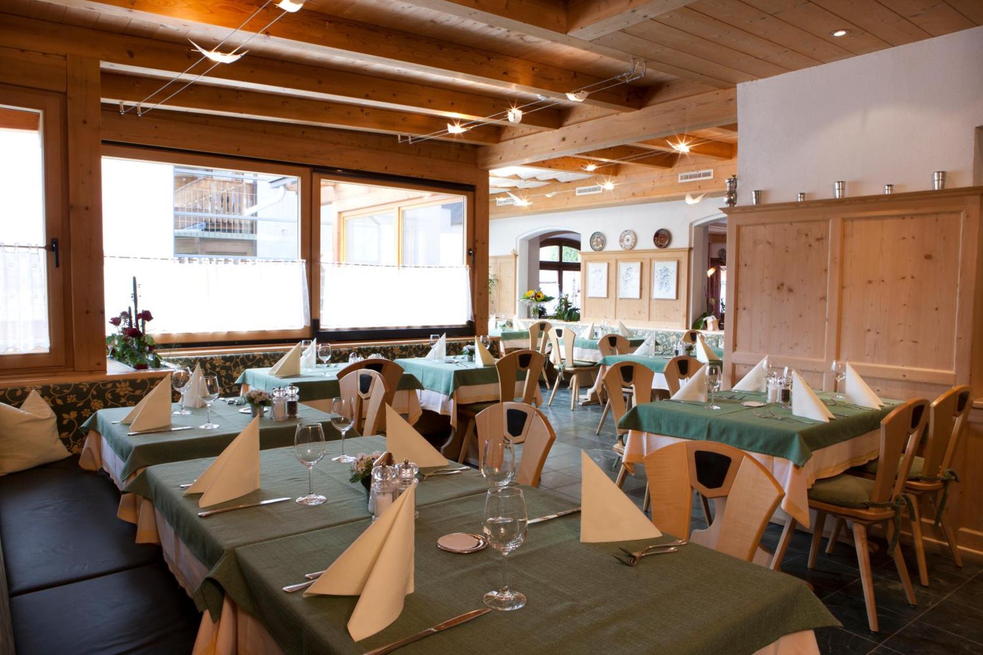 Hotel Astras Scuol Esterno foto