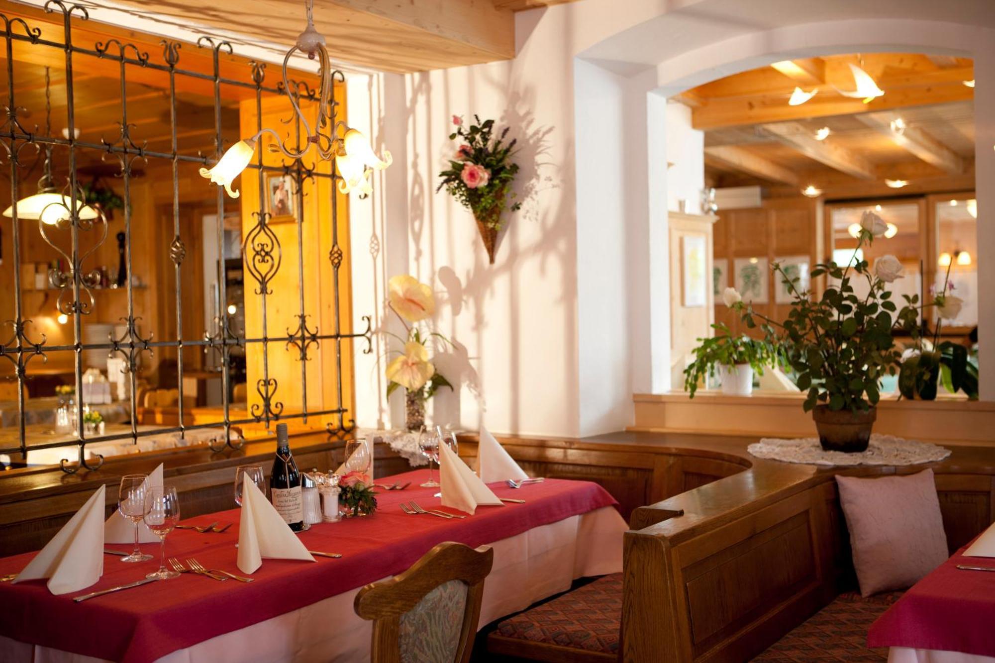 Hotel Astras Scuol Esterno foto