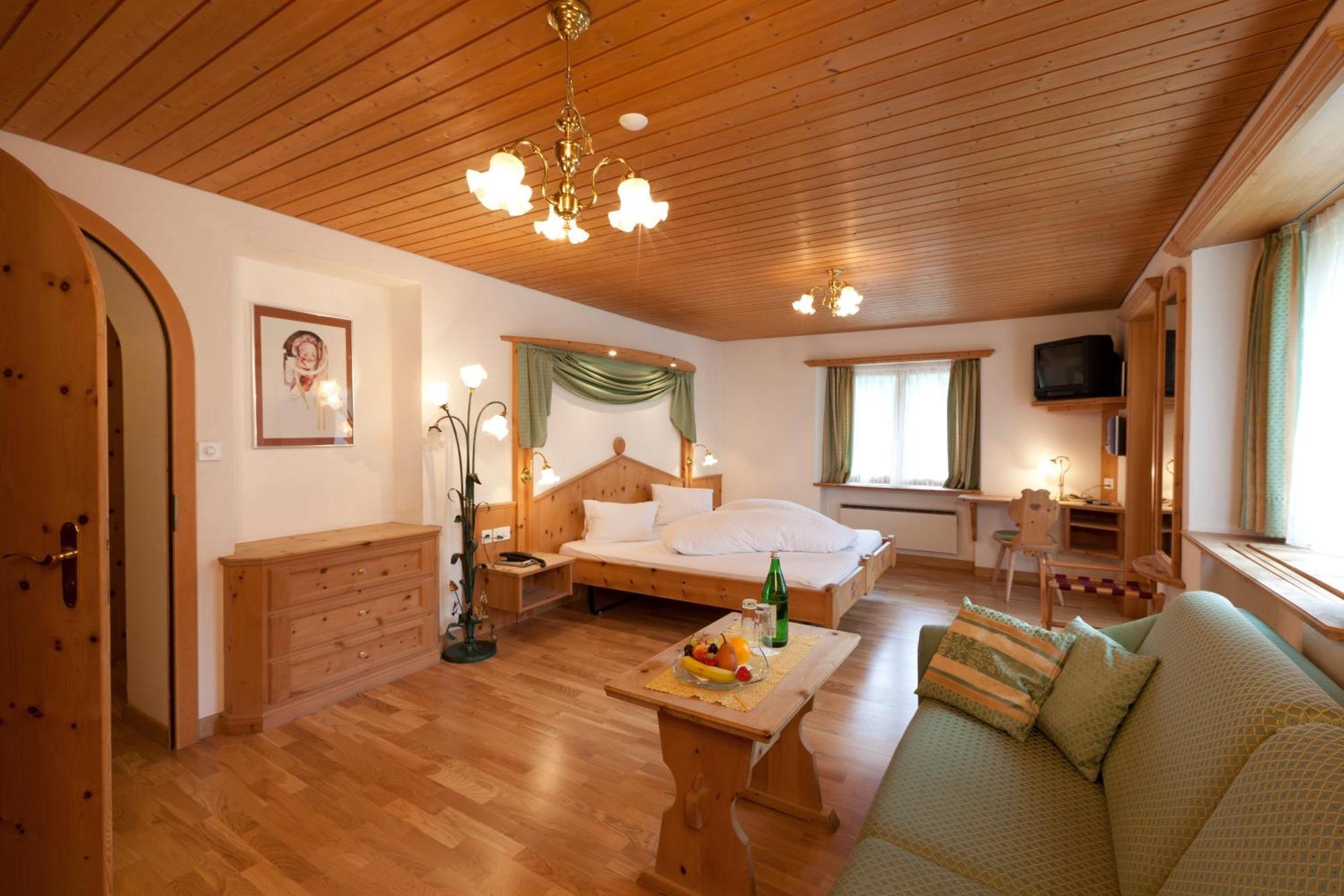 Hotel Astras Scuol Esterno foto