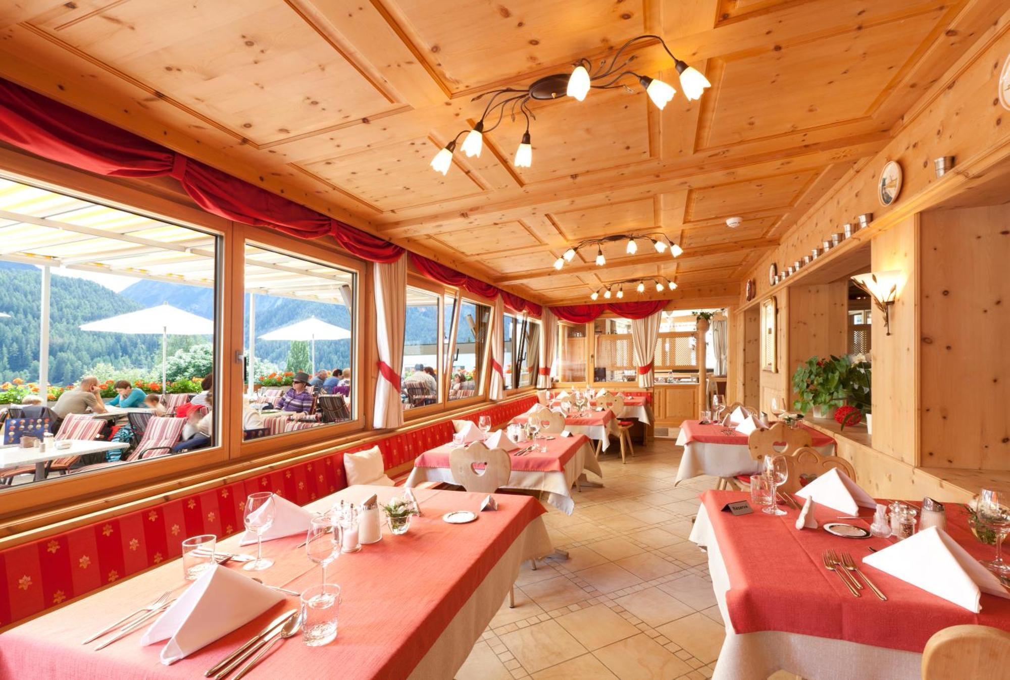 Hotel Astras Scuol Esterno foto