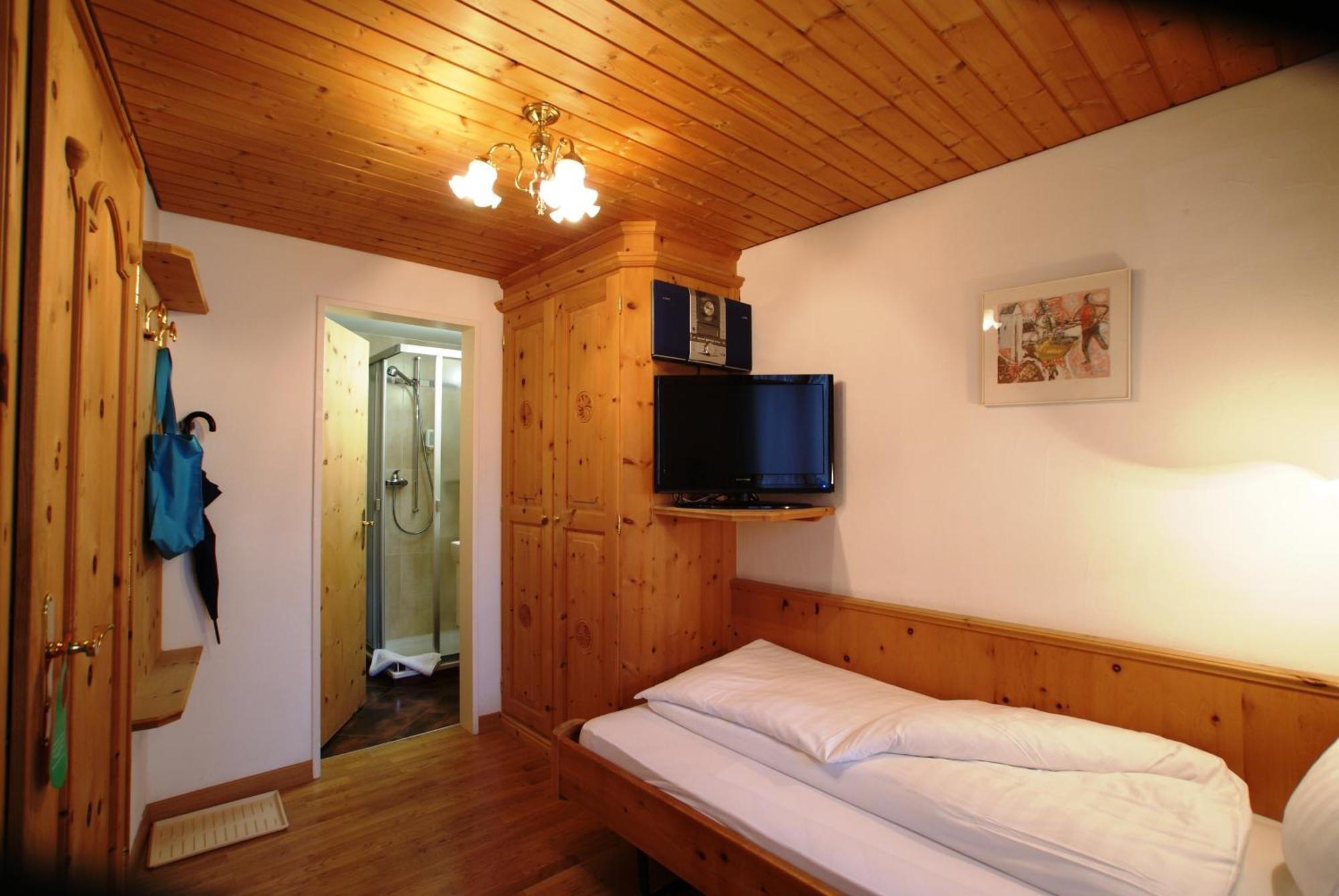 Hotel Astras Scuol Esterno foto