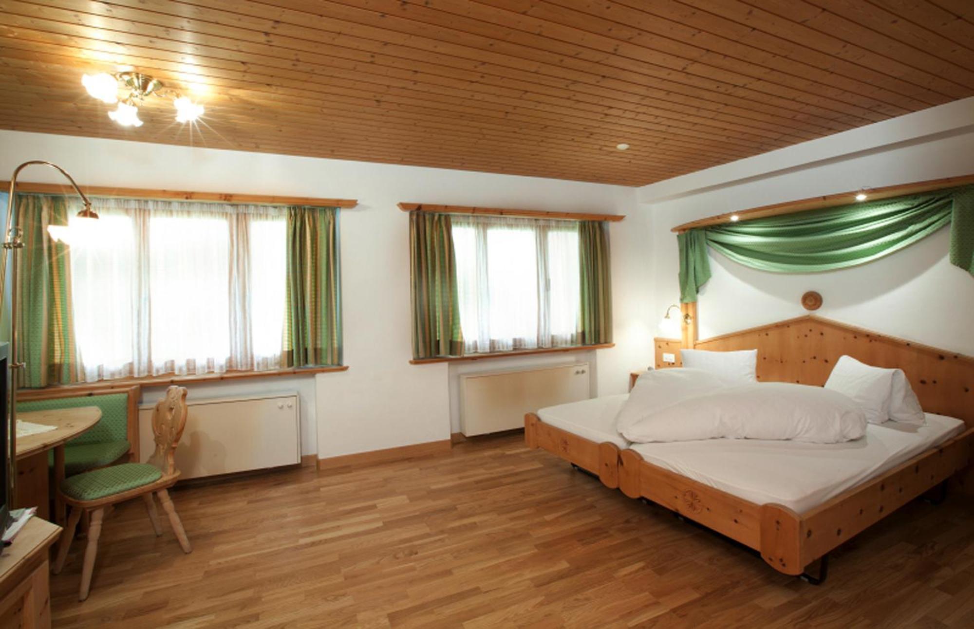 Hotel Astras Scuol Esterno foto