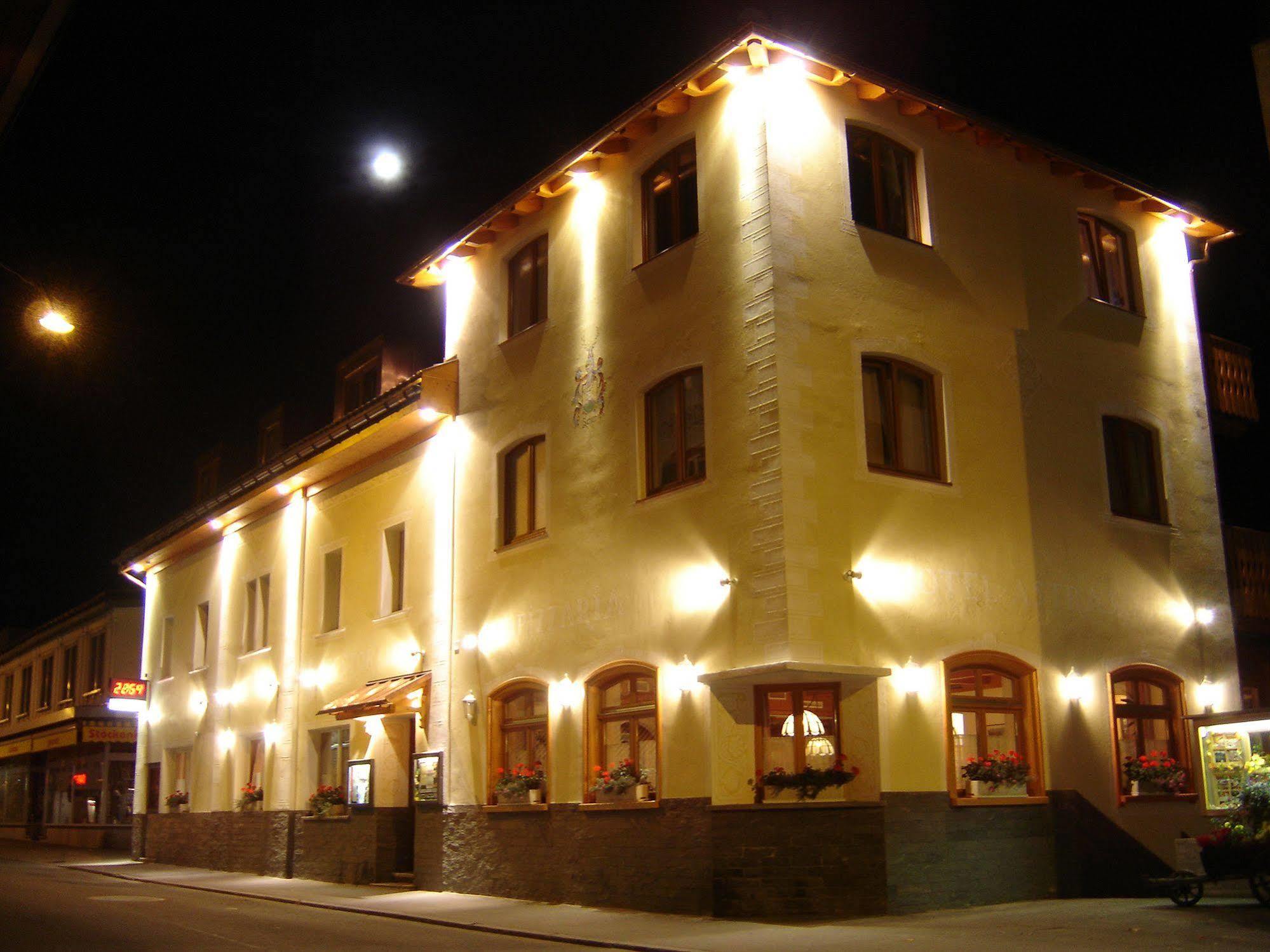 Hotel Astras Scuol Esterno foto