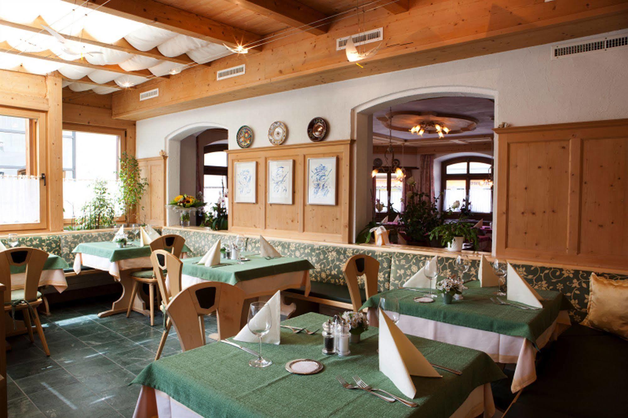 Hotel Astras Scuol Esterno foto